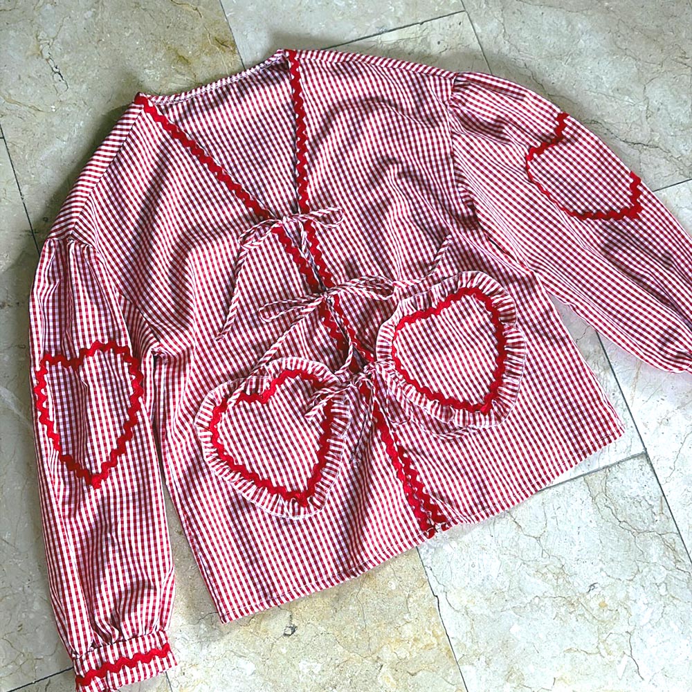 SHEIN Blusa Tie-Up de Corazones