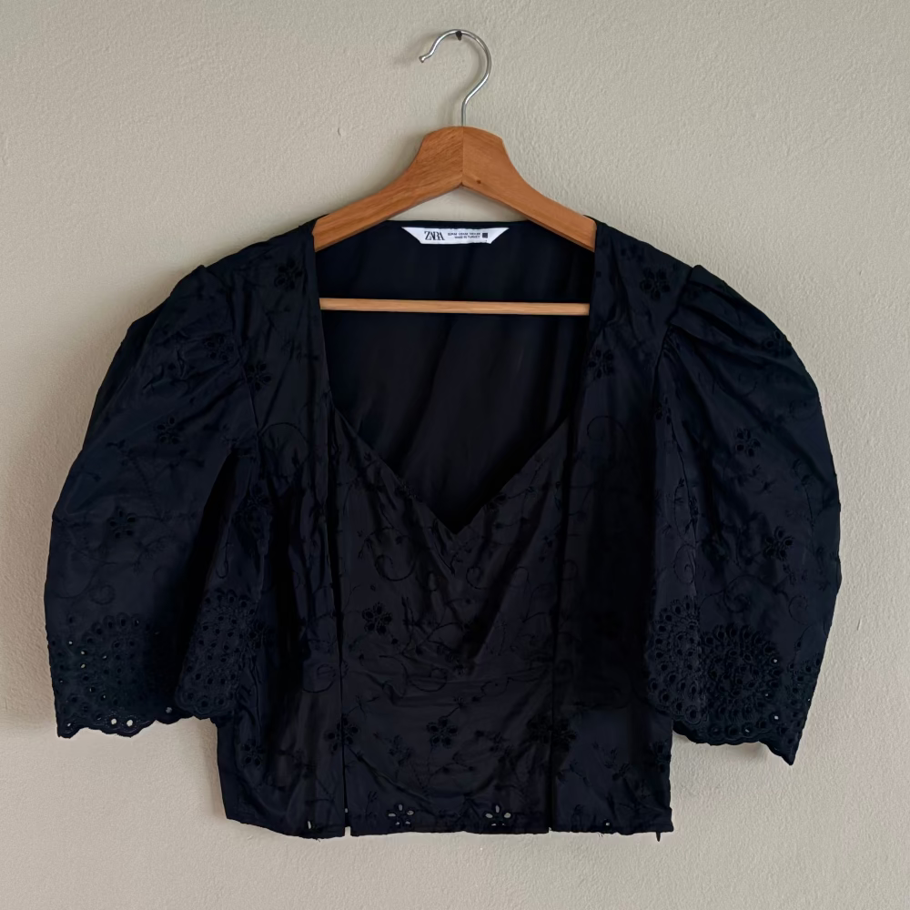 Zara Top Negro con Eyelets