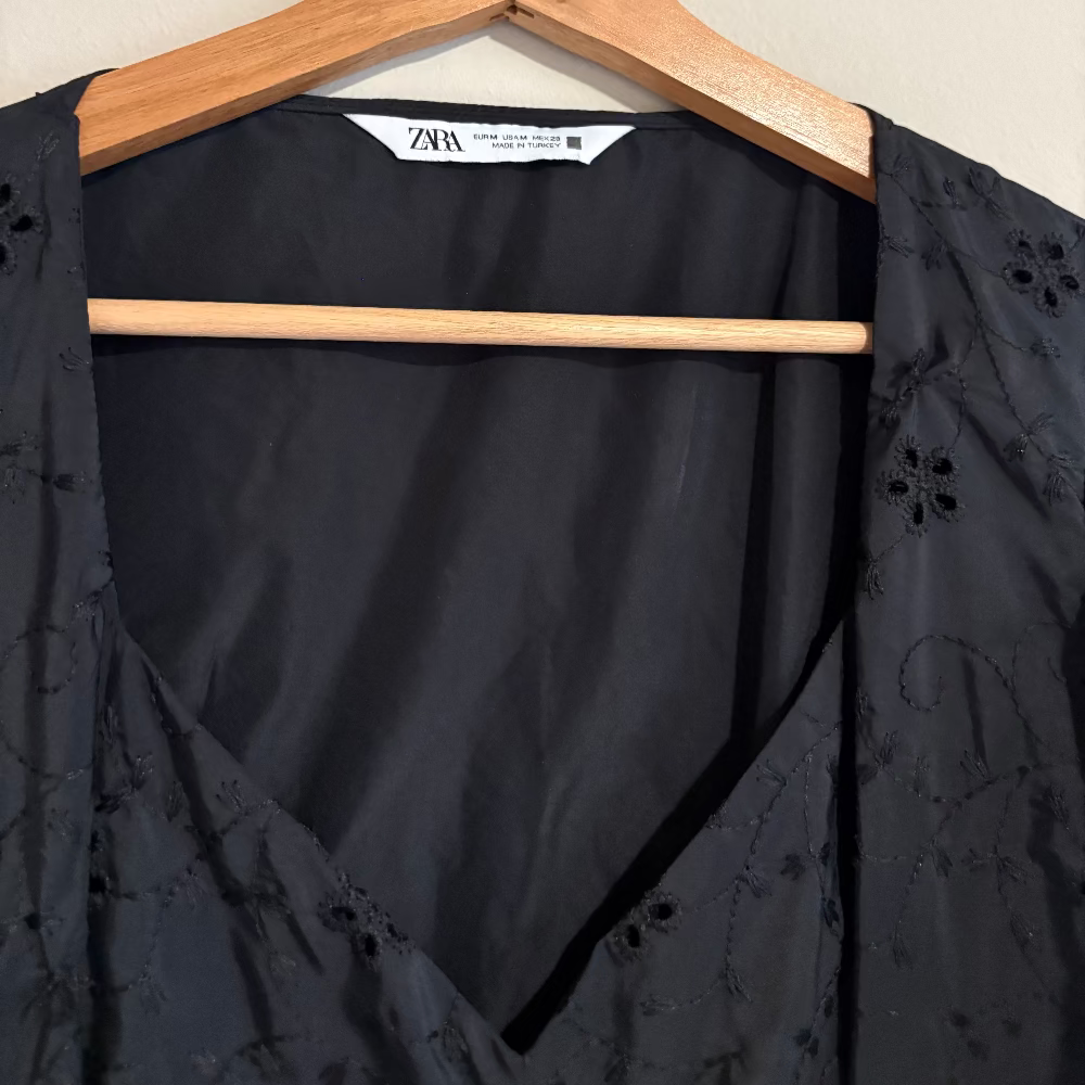 Zara Top Negro con Eyelets