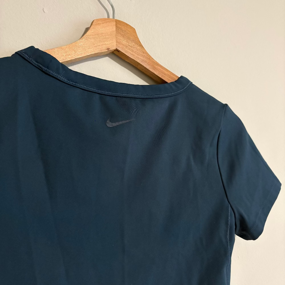 Nike One Fitted Women's Dri-FIT Short-Sleeve Cropped Top