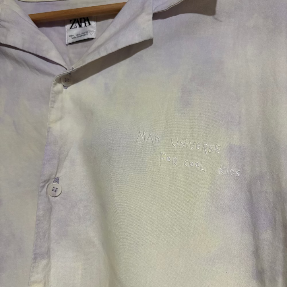 Zara Camisa Tie-Dye con Frase Bordada (L)