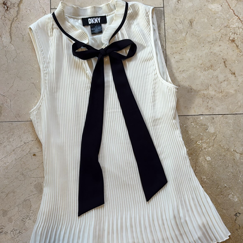 DKNY Blusa Blanca con Lazo